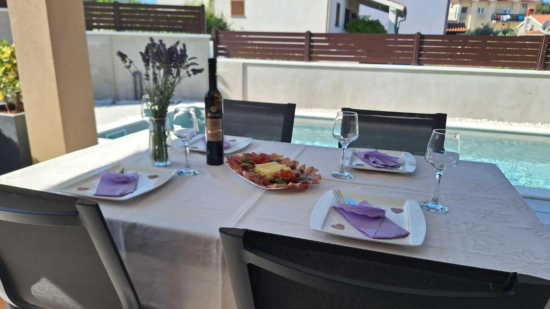 Apartman Patrik-Comfortable And Beautiful Apartment With Pool Pula Croatia