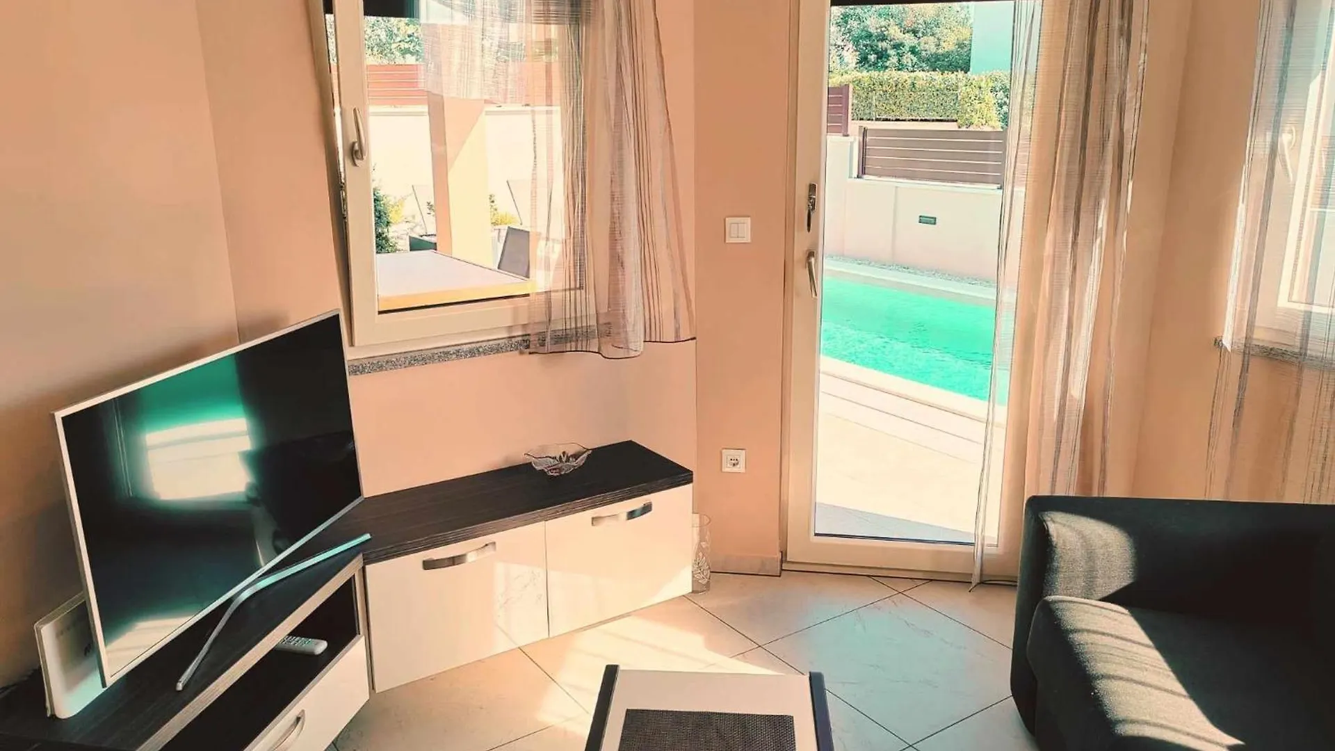 Apartman Patrik-Comfortable And Beautiful Apartment With Pool Pula
