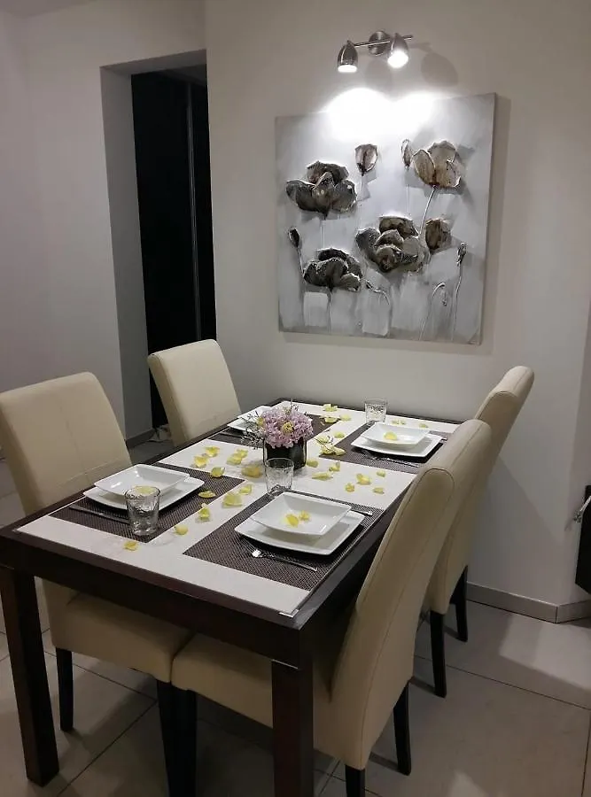 Apartman Patrik-Comfortable And Beautiful Apartment With Pool Pula